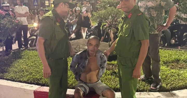 Khống chế người đàn ông cầm dao đe dọa người đi đường ở Hà Nội