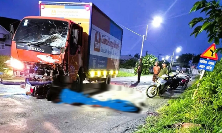 Tin tức giao thông 24h: Nguyên nhân ban đầu vụ 3 người đi xe máy tử vong tại chỗ sau cú tông mạnh vào xe tải