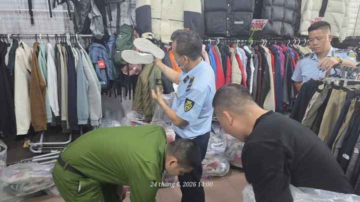 Hà Nội: Tạm giữ hơn 2.600 sản phẩm nghi giả mạo nhãn hiệu tại phố Hàng Đào
