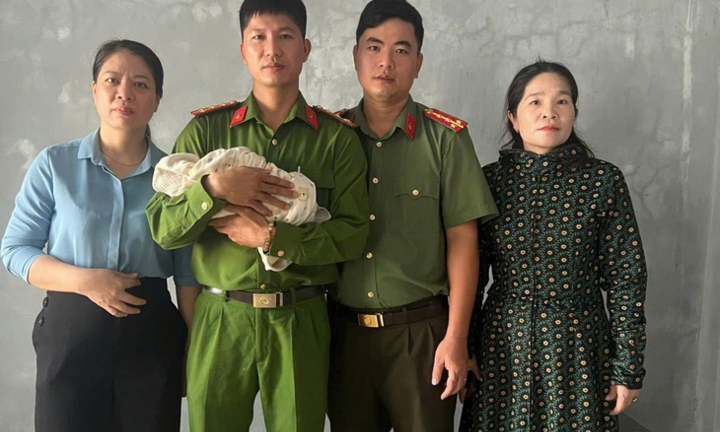 Bé trai sơ sinh khoảng 3 ngày tuổi bị bỏ rơi, mẹ để lại bức thư viết tay 