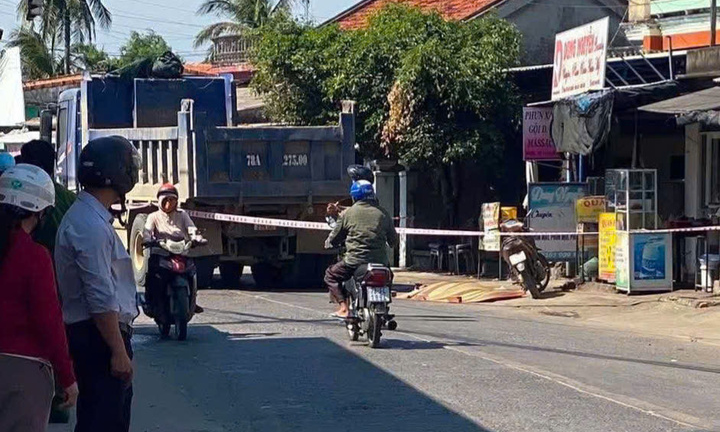Hiện trường vụ tai nạn giữa xe máy và xe tải, mẹ tử vong, con 2 tuổi bị thương ở Đắk Lắk