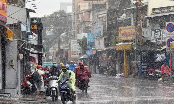 Nắng nóng đạt đỉnh, tối nay miền Bắc đối mặt mưa dông diện rộng, cục bộ mưa rất to