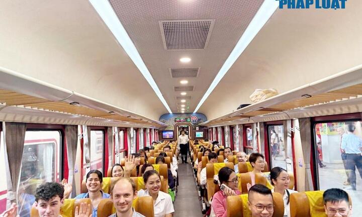 Hơn 500 y bác sĩ Bệnh viện Bạch Mai đi làm bằng tàu hỏa chuyên dụng từ Hà Nội đến Ninh Bình