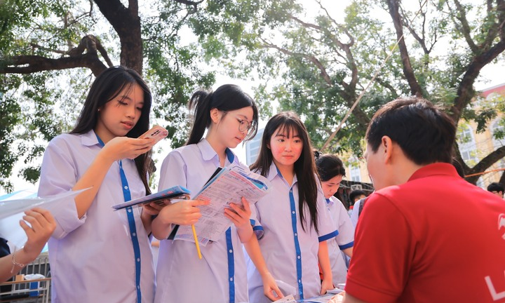 Biến động điểm chuẩn  Đại học Hà Nội ba năm qua