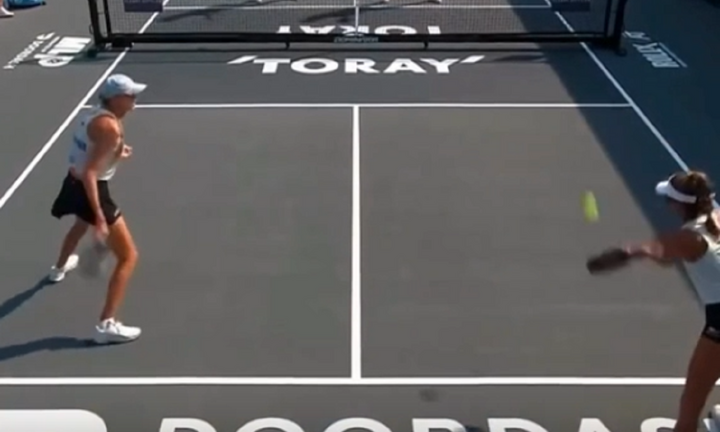 Clip: Đang thi đấu, tay vợt pickleball bị bảng quảng cáo LED dài gần 9m đổ trúng 