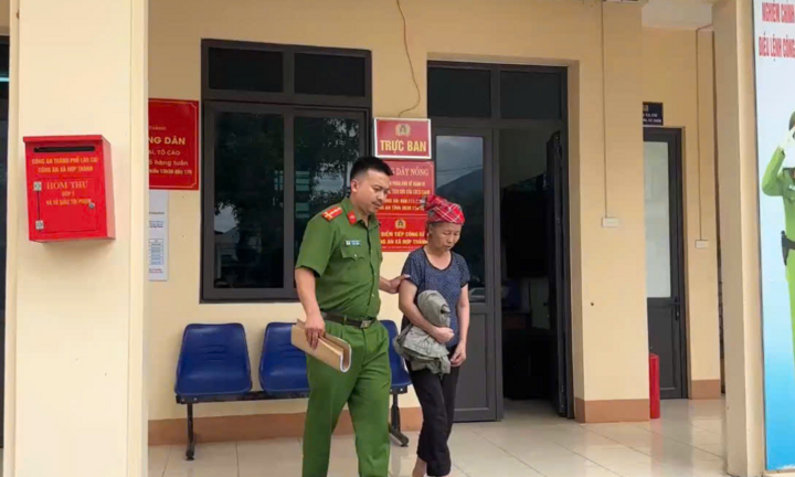 Công an thu mẫu nang tóc của con gái, khởi tố cả hai mẹ con về cùng một hành vi