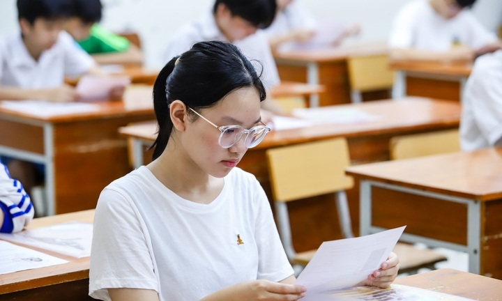 Sĩ tử bật khóc vì thiếu 0,25 điểm đỗ nguyện vọng 1 vào lớp 10, chia sẻ bất ngờ từ phía gia đình
