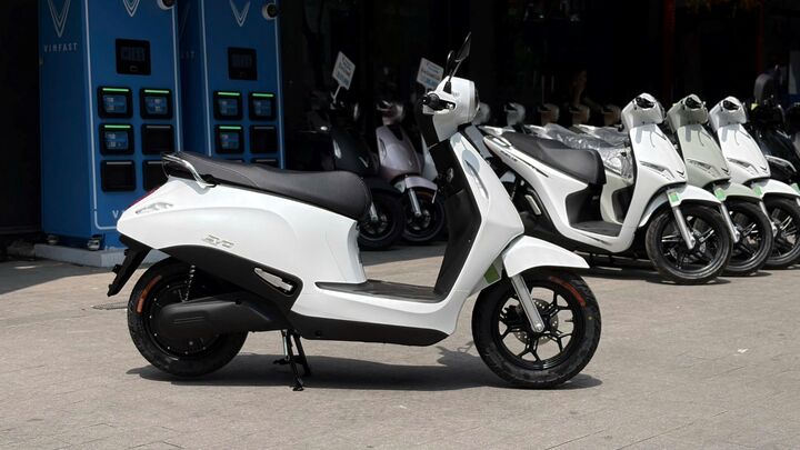 Đổi pin nhanh, nhẹ gánh chi phí: Xe máy điện VinFast Evo được lòng các tài xế công nghệ