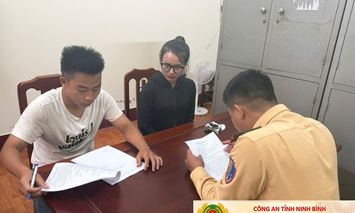 Ninh Bình: Tịch thu xe, xử phạt nam thanh niên dùng chân điều khiển mô tô trên đường