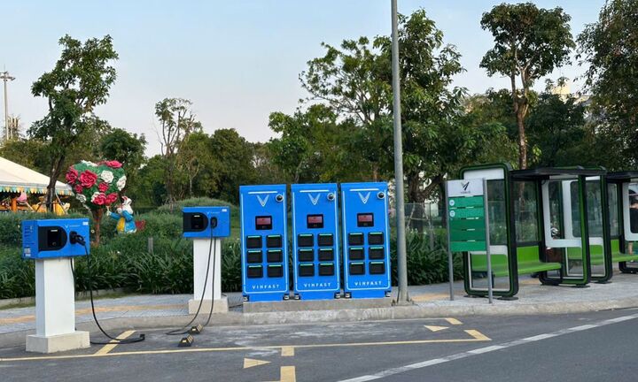 Người dùng xe máy điện VinFast: Đi xa không phải nghĩ nhờ hệ thống tủ đổi pin phủ kín