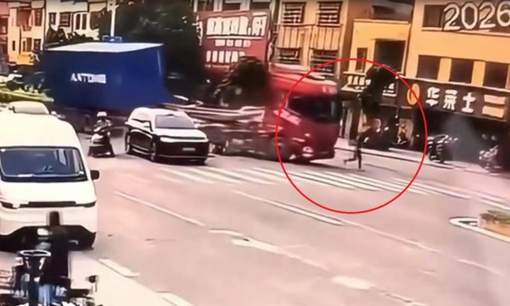 Thấy xe tải
