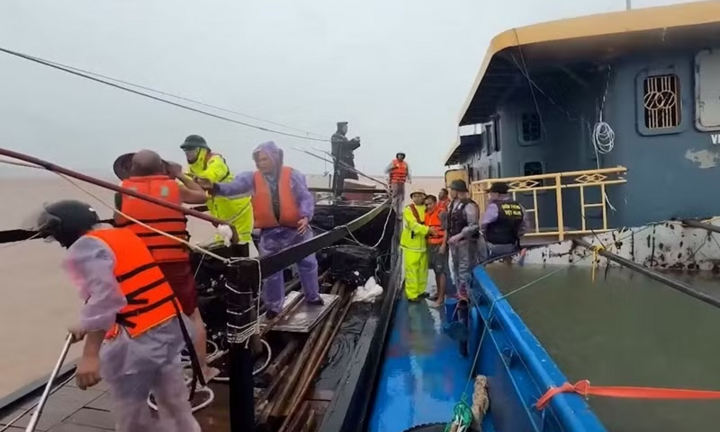 Cứu thành công 3 thuyền viên sau hơn 12 giờ mất liên lạc trên vùng biển Móng Cái