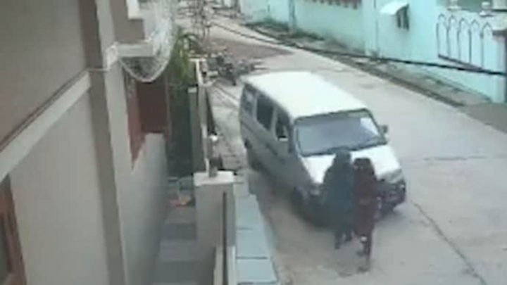 Ô tô lao như tên bắn tông trúng 2 phụ nữ rồi bỏ trốn, camera ghi lại cảnh kinh hoàng