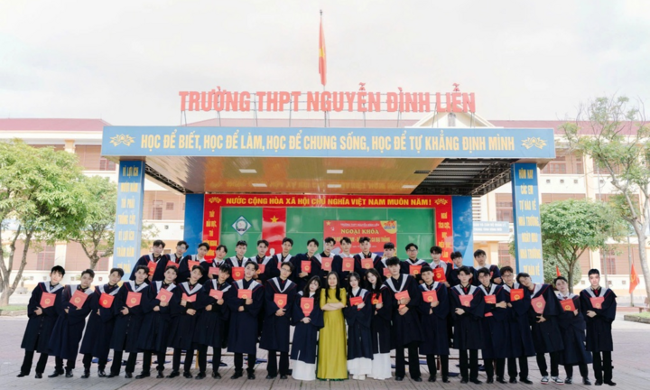 Một lớp không chuyên ở Hà Tĩnh có 9 em đạt điểm 10 môn Toán: Hiệu trưởng nói gì?