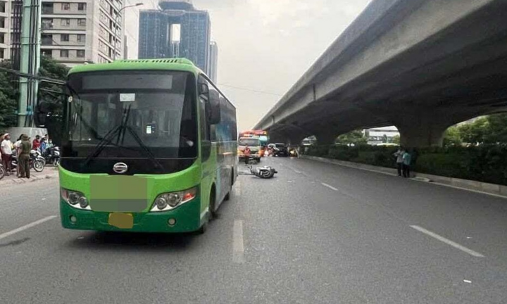 Tin tức giao thông 24h: Hiện trường thương tâm người phụ nữ tử vong sau va chạm với xe buýt ở đường Phạm Hùng, Hà Nội