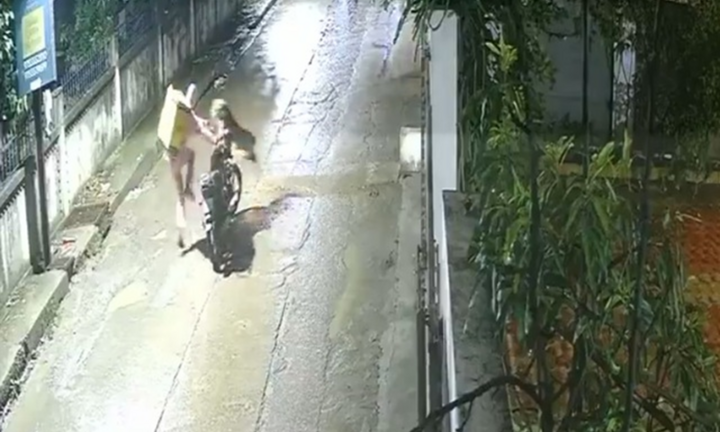 Báo dữ đi lạc vào khu dân cư ở Ấn Độ vồ hụt người đi xe máy, cảnh sát khẩn trương truy lùng
