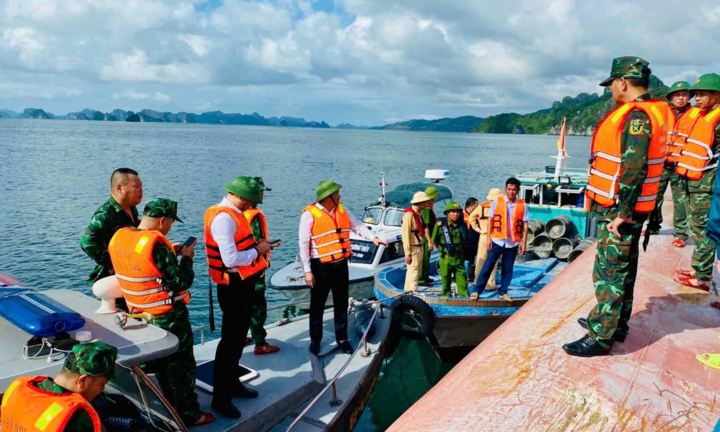 Tin tức giao thông 24h: Tin mới nhất về vụ lật tàu tại Vân Đồn, Quảng Ninh, danh tính những người bị nạn