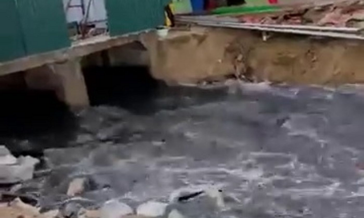 Cận cảnh dòng nước thải đen ngòm chảy ào ào ra bãi biển Sầm Sơn, Thanh Hóa giữa cao điểm du lịch