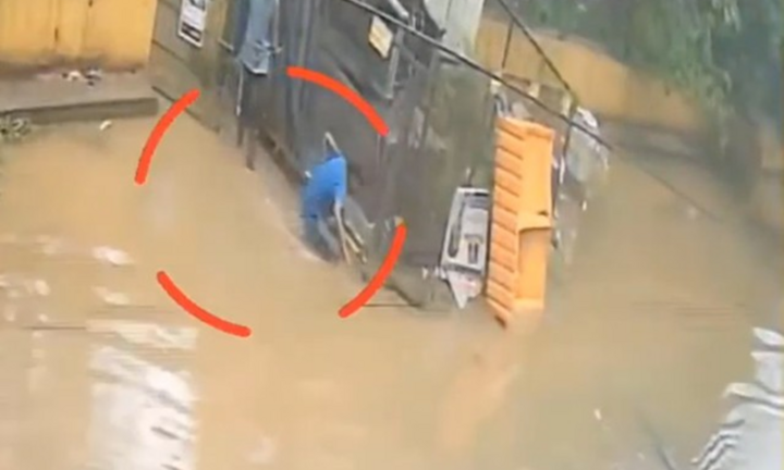Đi trên con đường ngập nước, nam bảo vệ bị điện giật tử vong: Camera ghi lại cảnh đau lòng