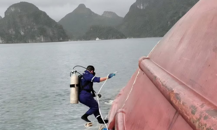 Tìm thấy 1 thi thể trong vụ lật tàu ở Vân Đồn, mở rộng tìm kiếm người mất tích còn lại