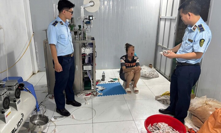 QLTT Hà Nội: Tăng cường giám sát thương mại điện tử, kịp thời phát hiện đường dây sản xuất thực phẩm giả
