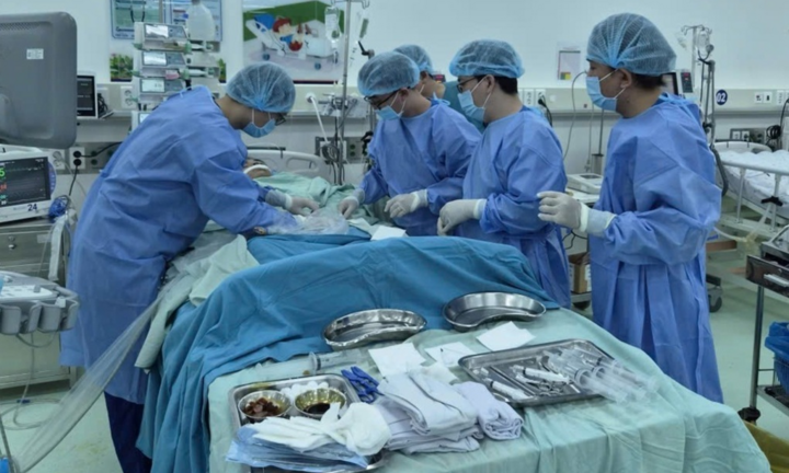 Hơn 1 tháng giành giật sự sống cho nam sinh 15 tuổi nguy kịch sau 2 ngày sốt nhẹ