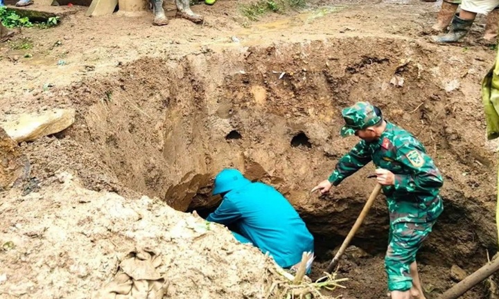 Hố tử thần sâu 3m xuất hiện cạnh nhà dân sau mưa lớn ở Sơn La