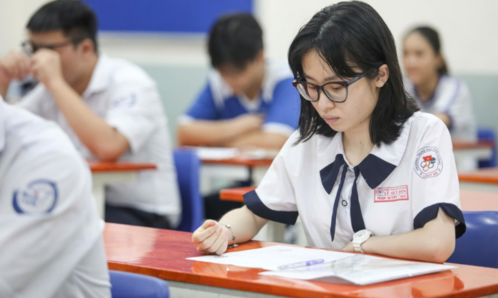 Đạt 22-24 điểm khối D01 năm 2026, thí sinh nên cân nhắc những trường nào?