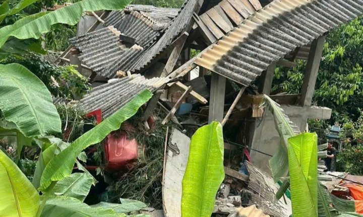 Hiện trường vụ xe đầu kéo tông sập nhà dân ở Lào Cai, tài xế tử vong