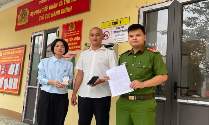 Tin tức thời sự 24h: Công an trao trả tiền chuyển khoản nhầm cho người dân