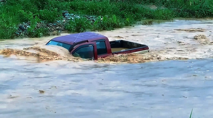 Nước lũ cuốn trôi xe bán tải ở Sơn La, tài xế kịp thoát nạn
