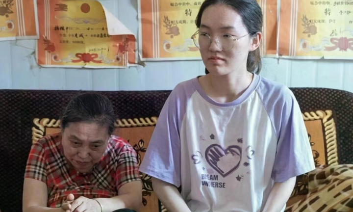Bí ẩn phía sau bảng điểm cao chót vót của nữ sinh nghèo: Dòng chữ trên bàn học hé lộ sự thật gây 