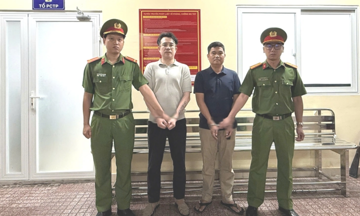 Công an bắt khẩn cấp 2 người dừng ô tô đánh nhau giữa trung tâm TP.HCM