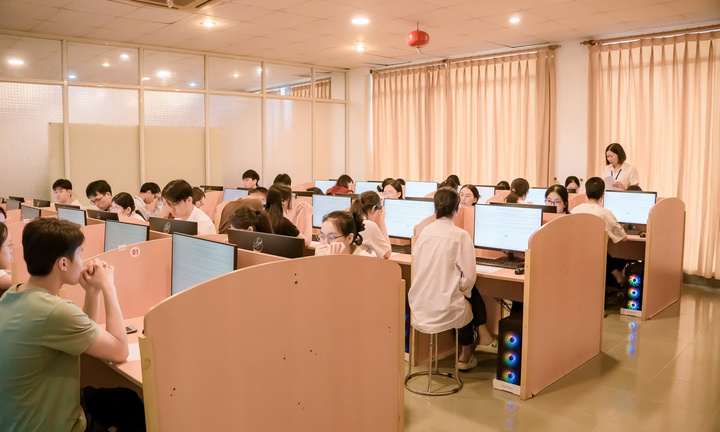 Đẩy nhanh thi tốt nghiệp THPT trên máy tính: Chuyên gia nêu điều kiện tiên quyết tạo