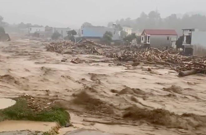 Lũ lớn tràn về Lai Châu: Bản làng ngập trong biển nước, một số hộ dân bị cô lập
