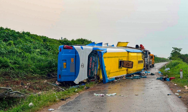 Vụ xe khách lao khỏi cao tốc, 4 người tử vong: Nhân chứng kể phút đầu tiếp cận hiện trường