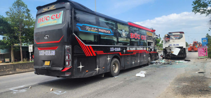 Hiện trường vụ 2 ô tô khách va chạm, phụ xe tử vong, 3 người bị thương