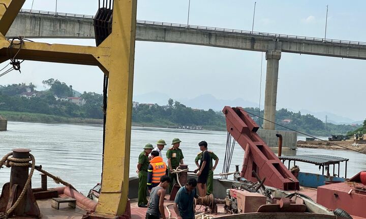 Phú Thọ: Trục vớt thành công 2 tàu chìm mắc kẹt tại trụ cầu Sông Lô