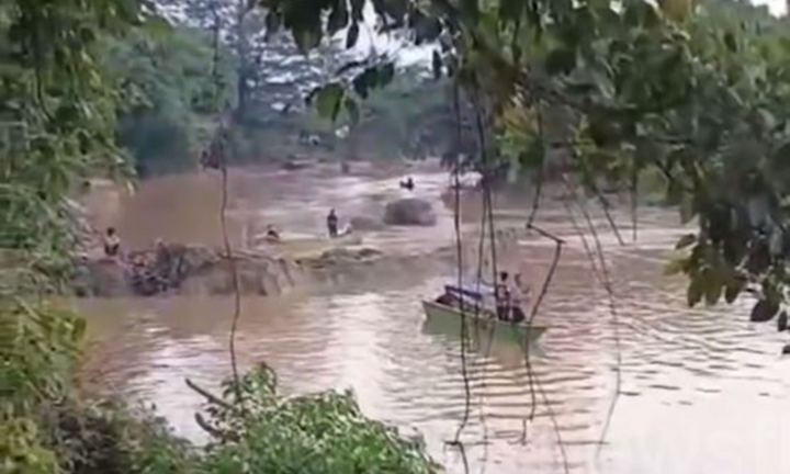 Đang chơi dưới nước, bé trai 8 tuổi bị cá sấu tấn công tử vong