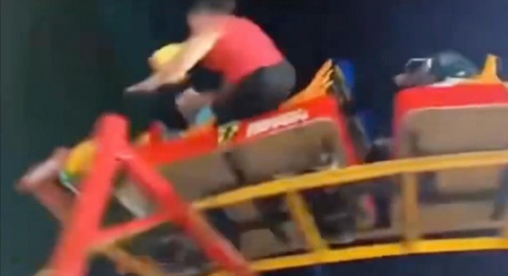 Không cài dây an toàn khi chơi tàu lượn siêu tốc, nữ du khách văng xa 4 mét