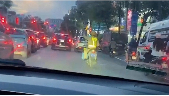 CSGT Hà Nội mở đường, đưa bé trai bị lồng ruột đến viện cấp cứu kịp thời