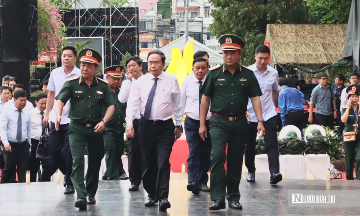 Chủ tịch Quốc hội Trần Thanh Mẫn dâng hương, dâng hoa các anh hùng liệt sĩ tại Công viên Lê Thị Riêng