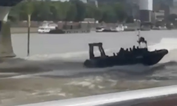 Clip: Thuyền cảnh sát đâm mạnh vào cầu Westminster, nhiều sĩ quan rơi xuống sông