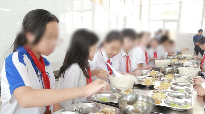 Hà Nội yêu cầu siết chặt bữa ăn bán trú, huy động phụ huynh cùng giám sát