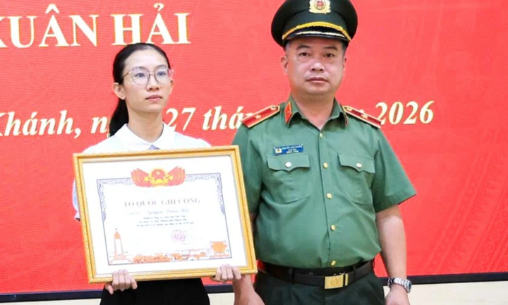 Trao bằng Tổ quốc ghi công cho thân nhân Thiếu tá công an hy sinh khi bắt 