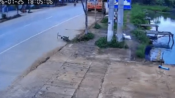 Bé trai 11 tuổi nhanh trí dùng xe scooter cứu em họ 5 tuổi thoát đuối nước trong tích tắc