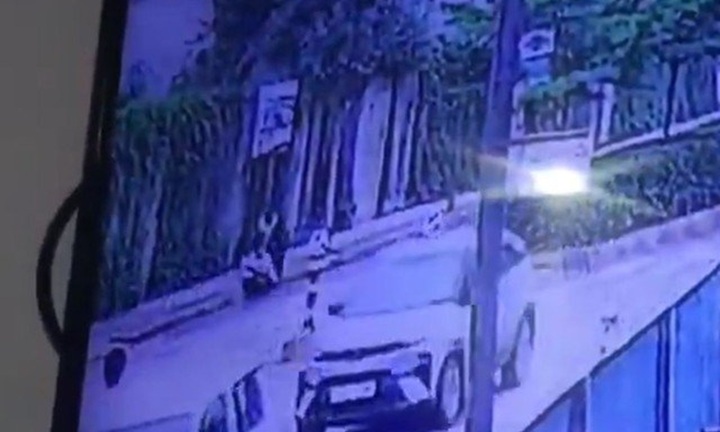 Xe máy điện mất lái văng lên vỉa hè, hai anh em ruột tử vong thương tâm ở Ấn Độ