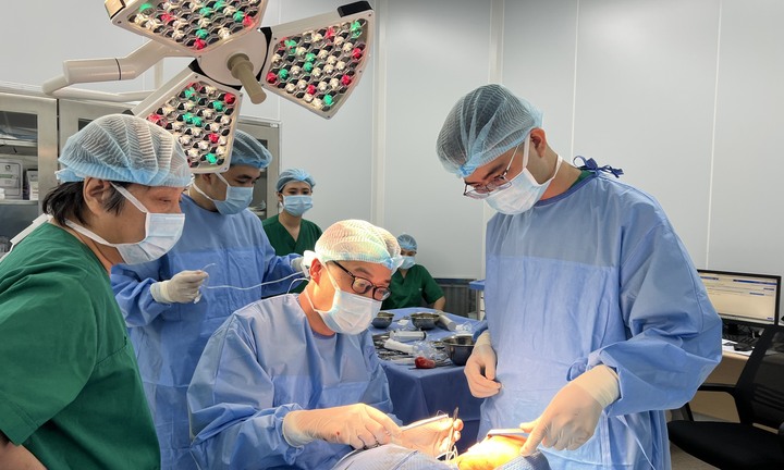 Khối u ôm sát dây thần kinh mặt, người phụ nữ 67 tuổi suýt bị liệt mặt