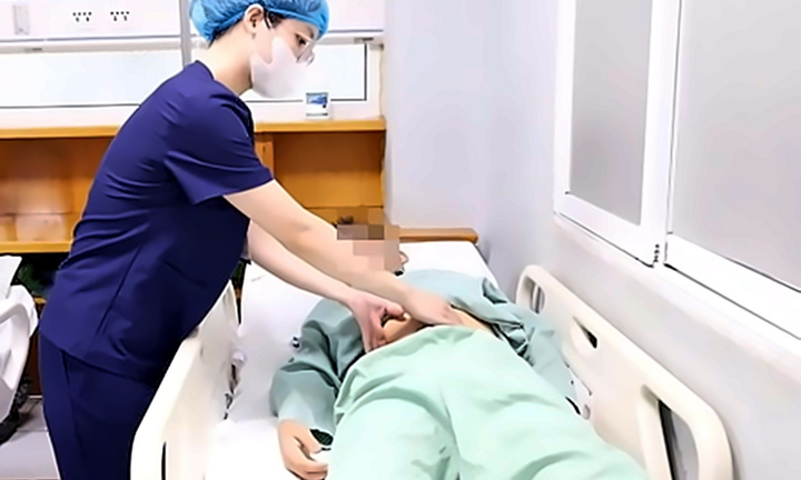 Uống nước lá lộc mại chữa táo bón, bé trai 13 tuổi nguy kịch