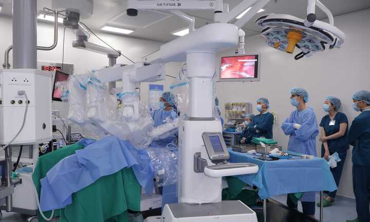 Liên tiếp nhiều ca ung thư đại tràng được phẫu thuật thành công bằng robot tại Vinmec Cần Thơ